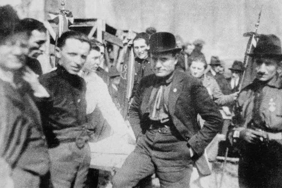 1° NOVEMBRE 1919 – PIAZZA DEL DUOMO  Insulti a Mussolini nella Pasticceria Roma