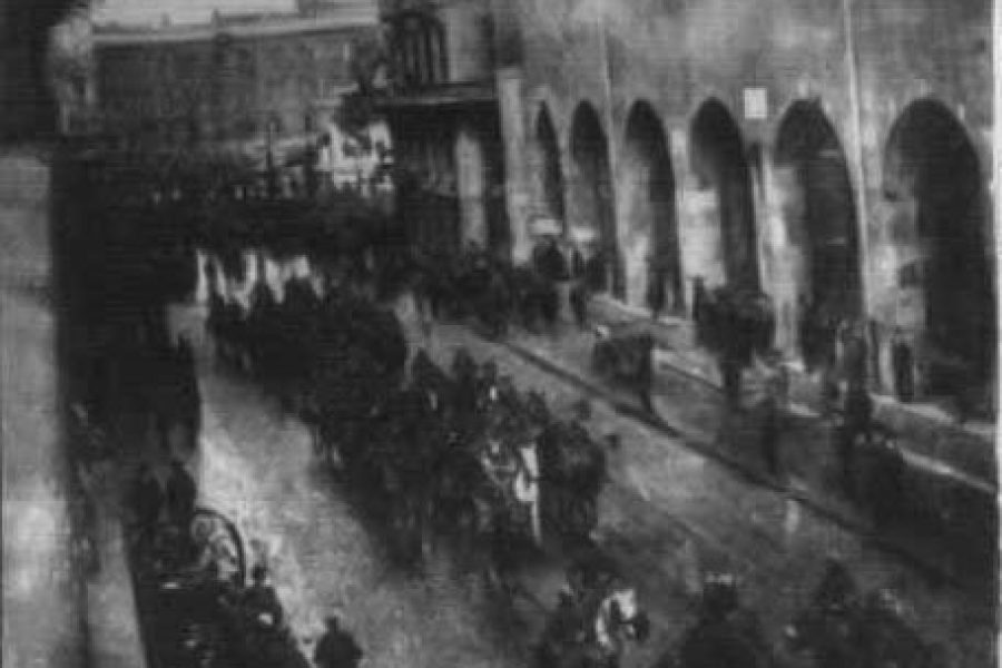 La cavalleria schierata in via Mercanti il 15 aprile 1919 (Archivio Centrale dello Stato, Roma)