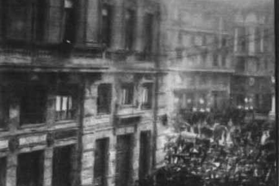 Una dimostrazione di fascisti in via Mercanti il 15 aprile 1919 (Archivio Centrale dello Stato, Roma)