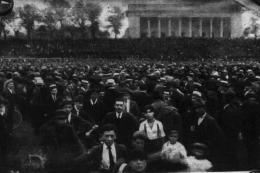 Un comizio di operai metallurgici all’Arena, 1919 (Archivio Centrale dello Stato)