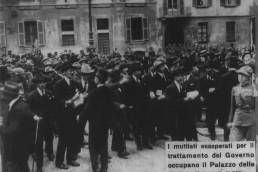 I mutilati esasperati per il trattamento del Governo occupano il Palazzo delle Poste e Telegrafi di Milano, 1920 (Archivio Centrale dello Stato, Roma)