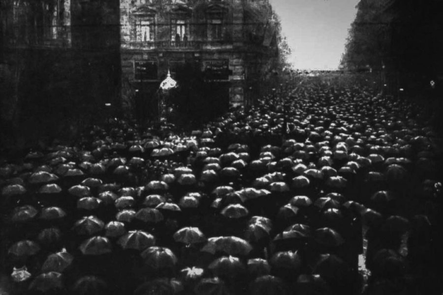 Un’affollata manifestazione in via Dante durante un giorno di pioggia, 1920 (Archivio Centrale dello Stato, Roma)