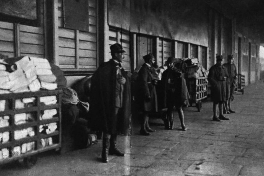 Pattuglie di guardia nella Stazione Centrale durante lo sciopero dei postelegrafisti, «L’illustrazione italiana», 1° febbraio 1920 (Digiteca della Biblioteca di Storia Moderna e Contemporanea, Roma)
