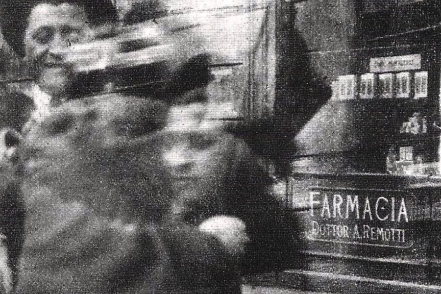 Il momento del taglio della barba di Giacinto Menotti Serrati da parte degli Arditi il 16 aprile 1920, immortalato da Piero Bolzon (Edmondo Mazzuccato, Da anarchico a sansepolcrista, Marangoni, Milano 1934)