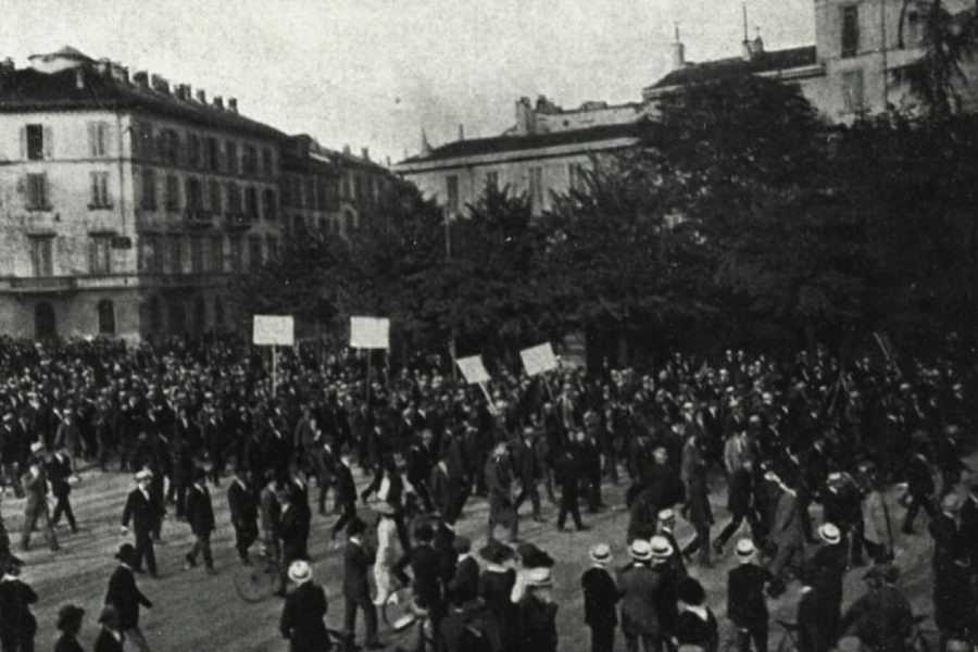 La folla alla fine della manifestazione all’Arena del 22 giugno 1920, in sostegno ai ferrovieri di Cremona in sciopero, «La Tribuna Illustrata», 4 luglio 1920 (Digiteca della Biblioteca di Storia Moderna e Contemporanea, Roma)
