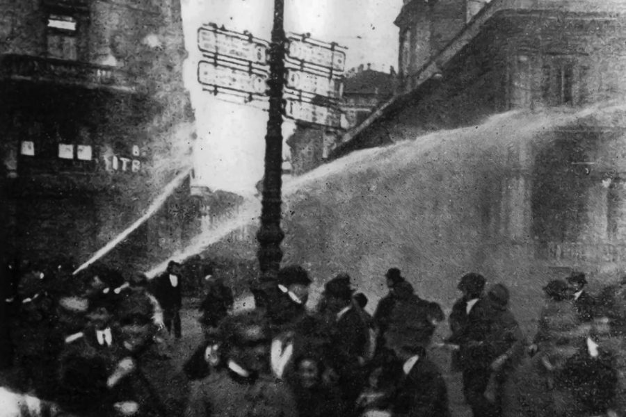 Idranti impiegati per disperdere la folla in Piazza Mercanti durante lo sciopero generale (Archivio Centrale dello Stato)