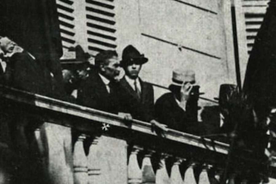 Errico Malatesta affacciato da un balcone il 22 giugno 1920, il giorno del comizio in sostegno ai ferrovieri di Cremona in sciopero, «La Tribuna Illustrata», 4 luglio 1920 (Digiteca della Biblioteca di Storia Moderna e Contemporanea, Roma)