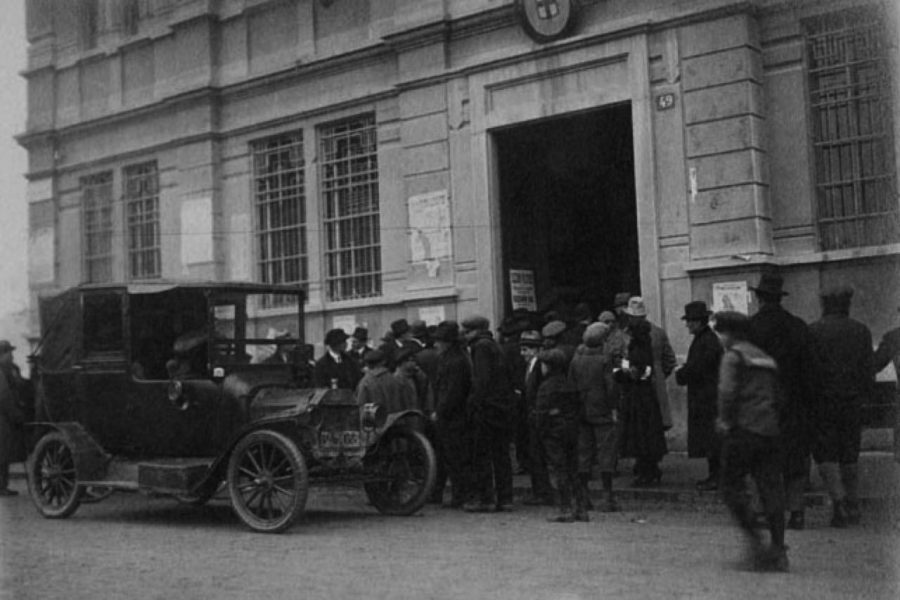 Folla davanti a Palazzo Marino in occasione delle elezioni comunali del 1920 (Civico Archivio Fotografico di Milano)