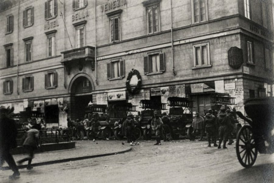 Gli idranti in Piazza San Fedele, novembre 1920 (Civico Archivio Fotografico di Milano)