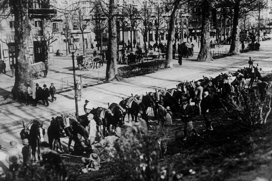 Cavalleria in servizio d’ordine pubblico nei pressi dell’Arena nel 1919 (Archivio Centrale dello Stato)